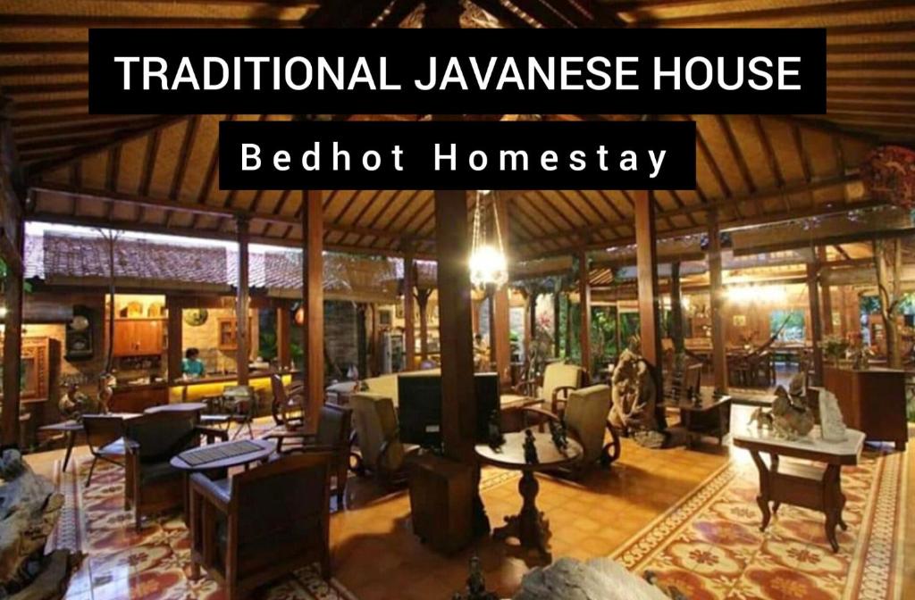 ein traditionelles japanisches Haus, Bettford-Homery mit den Worten „traditioneller Javan“ in der Unterkunft Bedhot Homestay in Yogyakarta