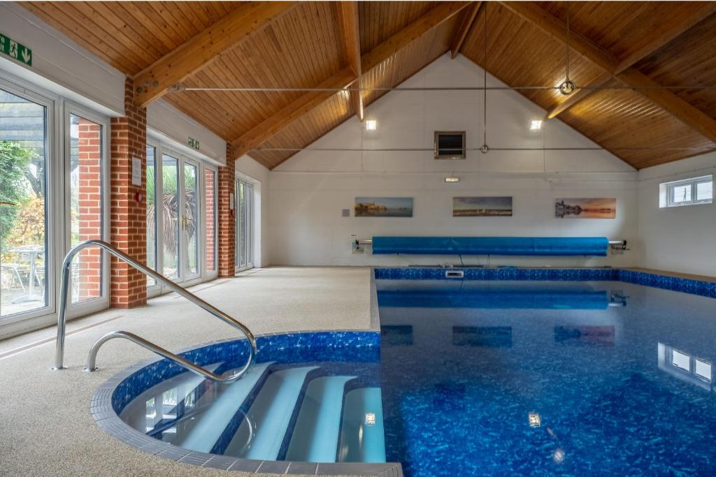 una piscina en una casa en The Heydon, en Roughton