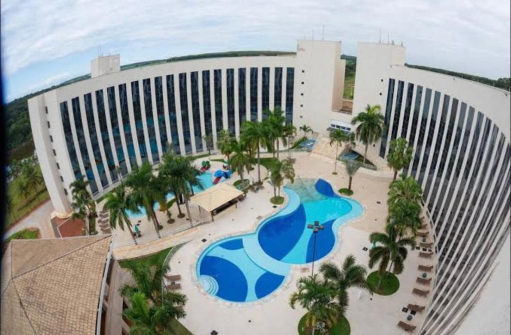 eine Luftansicht eines Hotels mit Pool in der Unterkunft Flat dentro Parque do Peão de Barretos in Barretos