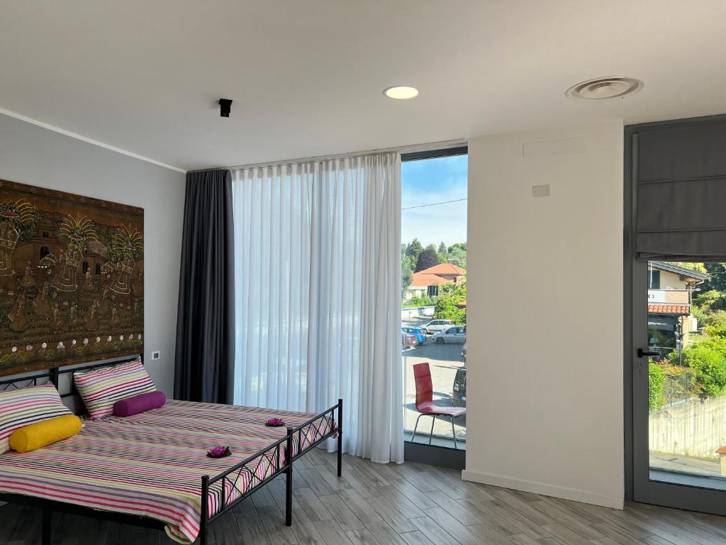 a living room with a bed and a balcony at La camera del Testa Matta in Travedona