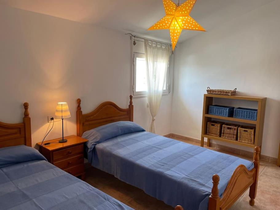 1 dormitorio con 2 camas y una estrella en el techo en Duplex Mestral en L'Ampolla
