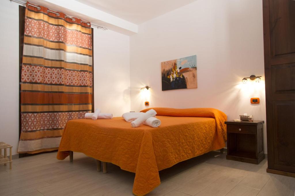 un dormitorio con una cama con dos animales de peluche en B&B Piano di Sopra, en San Vito lo Capo