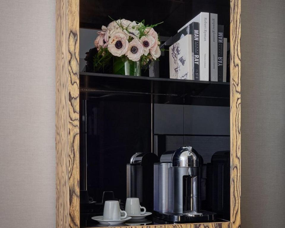 Příslušenství pro přípravu čaje a kávy v ubytování Hotel AKA NoMad
