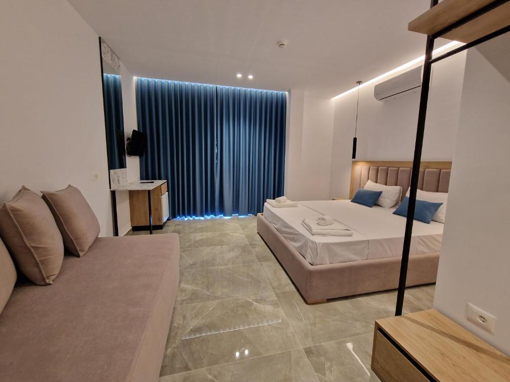 Postel nebo postele na pokoji v ubytování Monel Hotel