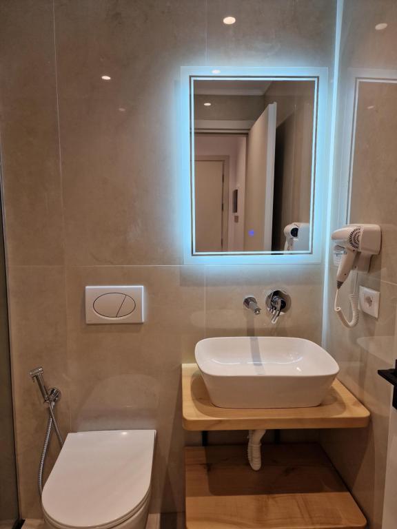 Koupelna v ubytování Monel Hotel