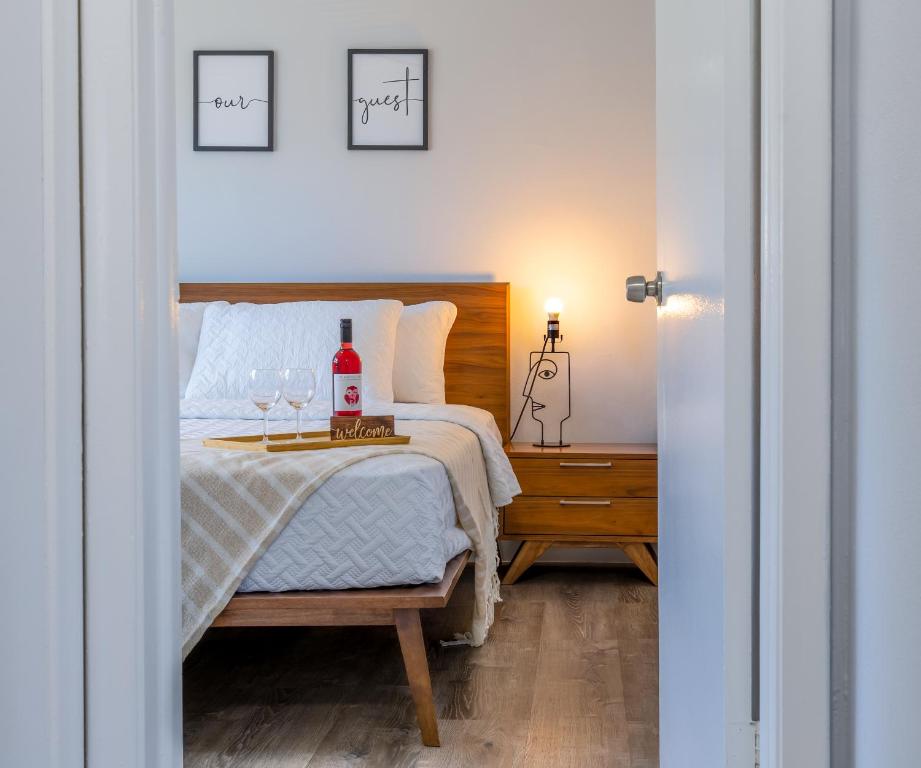 達尼亞灘的住宿－AirportHouse，一间卧室配有一张带两杯葡萄酒的床