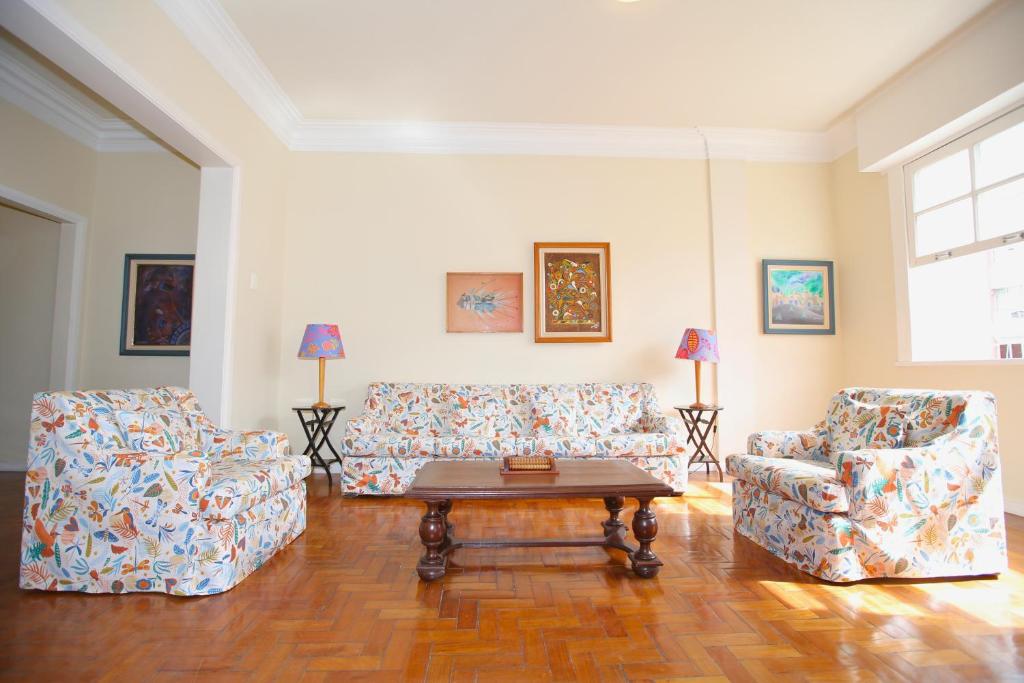un soggiorno con 2 sedie e un tavolino da caffè di Unhotel - Apartamento de Temporada em Ipanema com 4 quartos a Rio de Janeiro