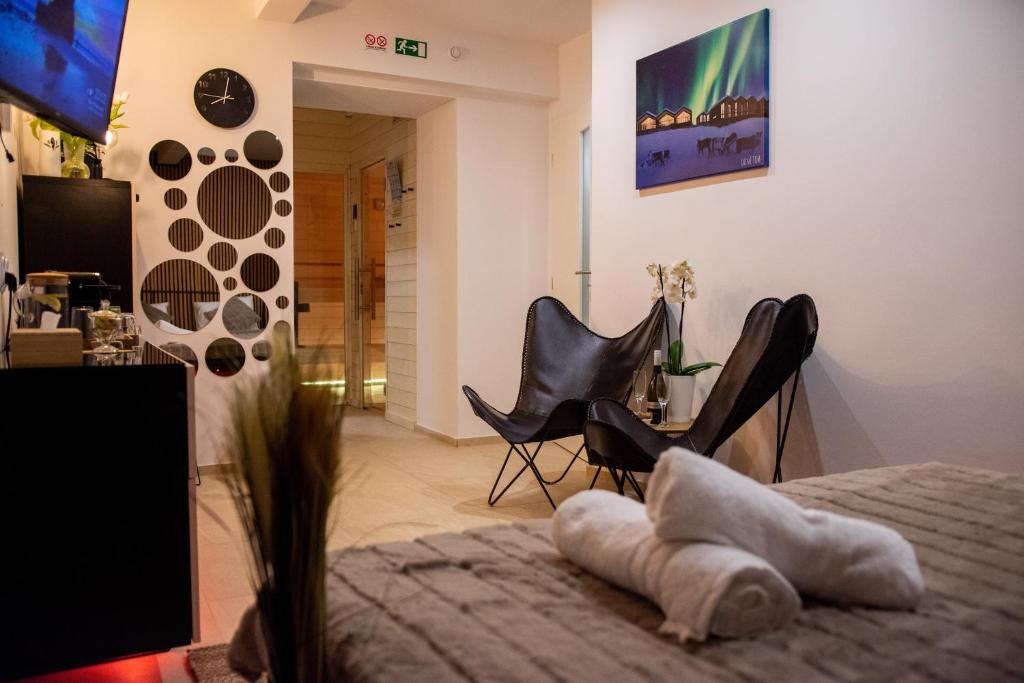 Habitación con 1 cama con sillas y TV. en Sauna studio near centre/airport, en Praga