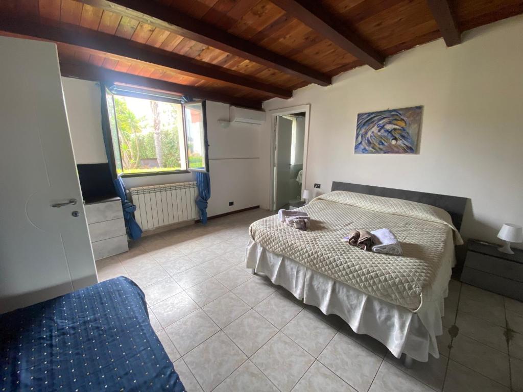 sypialnia z 2 łóżkami i oknem w obiekcie Villino Alfeo w mieście Carrozziere