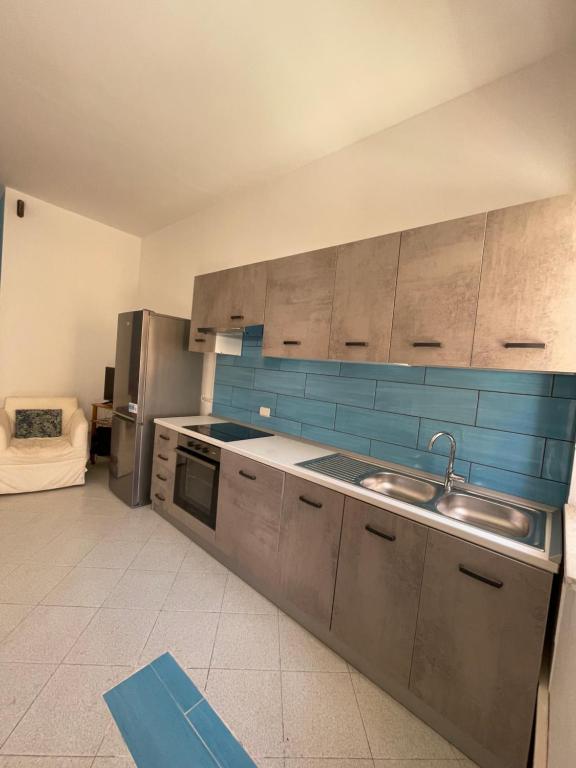 蘭佩杜薩的住宿－GC Petit Palais Lampedusa，厨房配有不锈钢用具和蓝色瓷砖