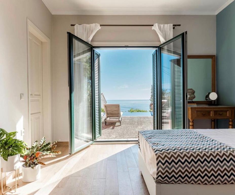 アイオス・ニコラオスにあるAlico Villa Zakynthosのベッドルーム1室(ベッド1台付)が備わります。