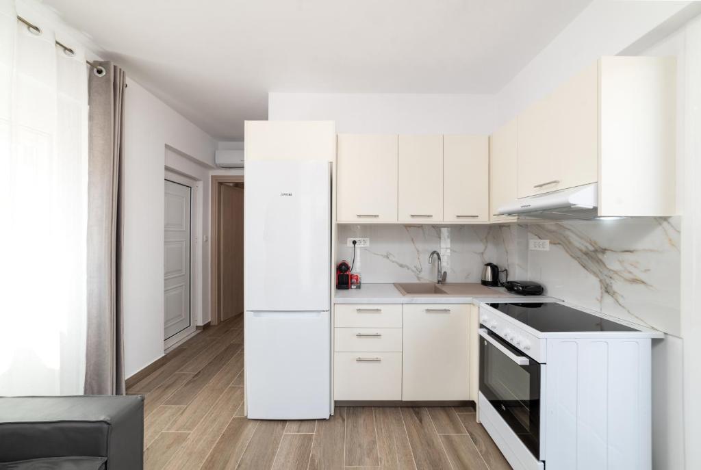 Kuchyň nebo kuchyňský kout v ubytování E.Berdufi Apartament Sea View