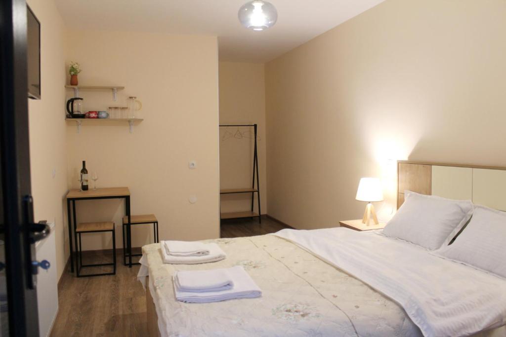 Postel nebo postele na pokoji v ubytování Nitsa Guest House