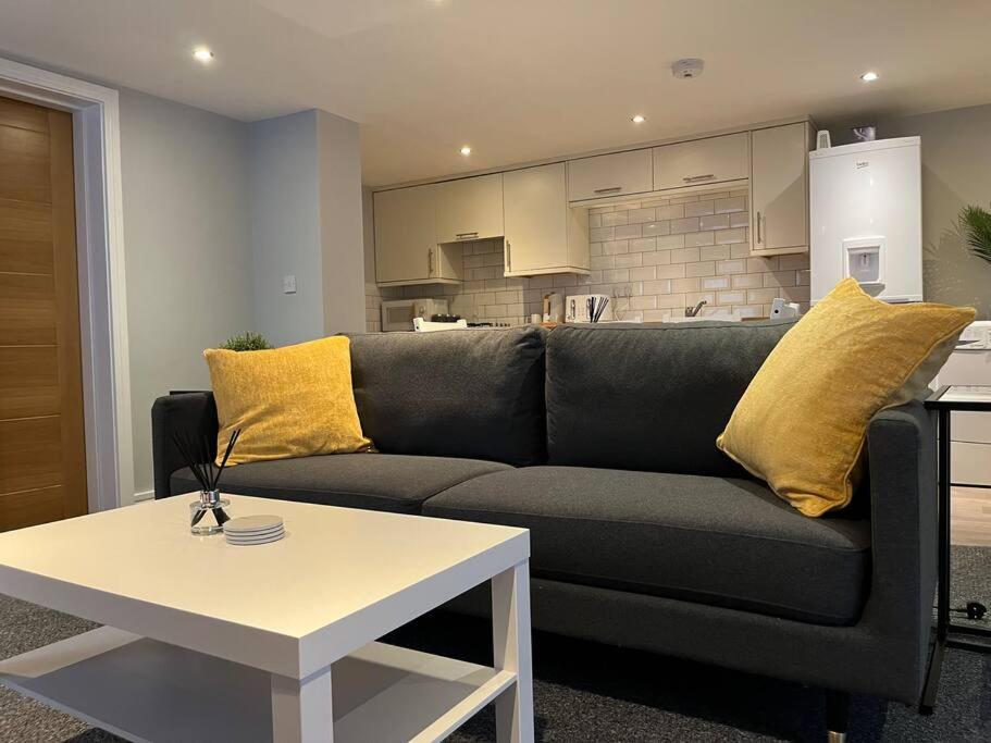 Η κουζίνα ή μικρή κουζίνα στο Stylish 1 Bedroom, 2 bed Basement Flat With Free Parking