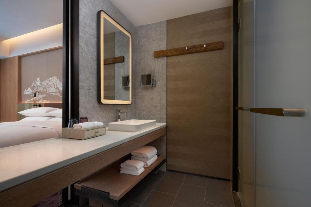 Courtyard by Marriott Chongli - Double Room With Two Double Beds And Mountain View