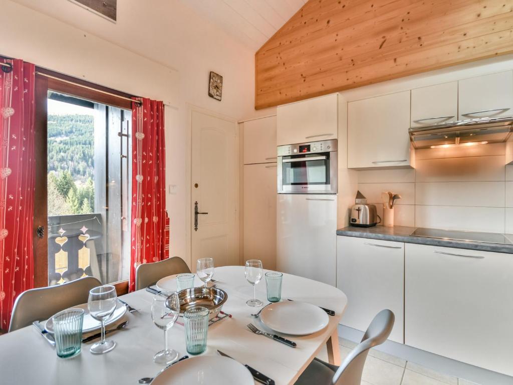 Kuchyňa alebo kuchynka v ubytovaní Duplex cosy 4 pers. près des pistes - Les Gets, La Turche - FR-1-685-26
