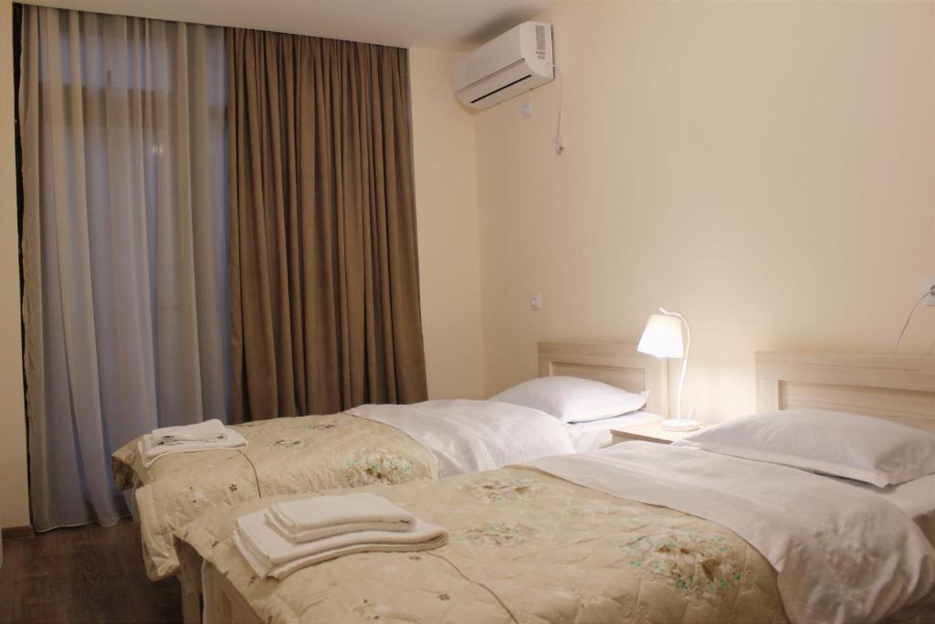 Postel nebo postele na pokoji v ubytování Nitsa Guest House