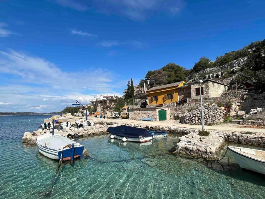 trois bateaux sont amarrés dans une masse d'eau dans l'établissement Holiday home Ante, à Žirje