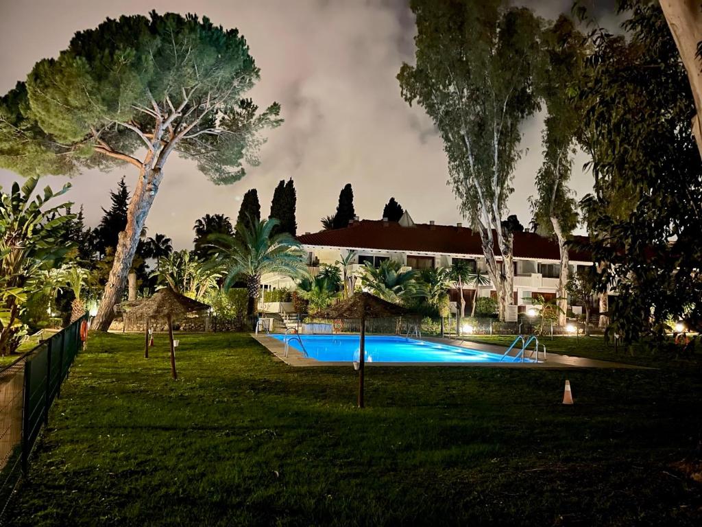 Bazén v ubytovaní HORTENSIA Suite Puerto Banus alebo v jeho blízkosti
