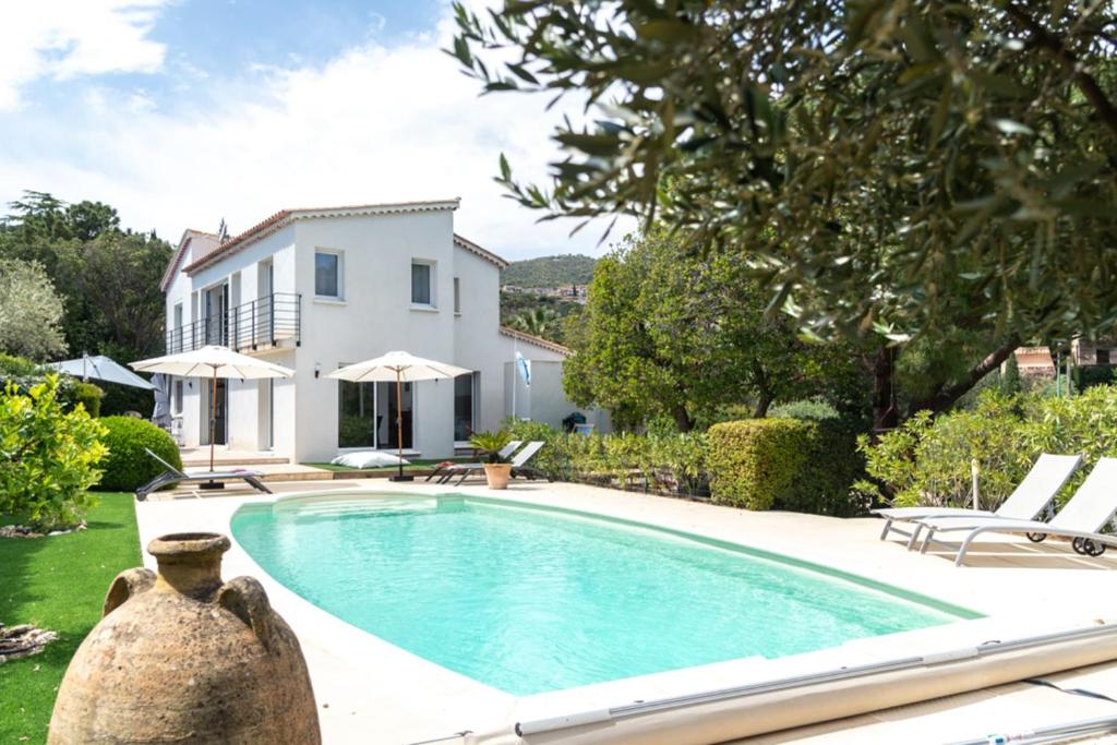 uma piscina num quintal com uma casa em House with garden and pool at 1 km from the sea em La Garonnette-Plage