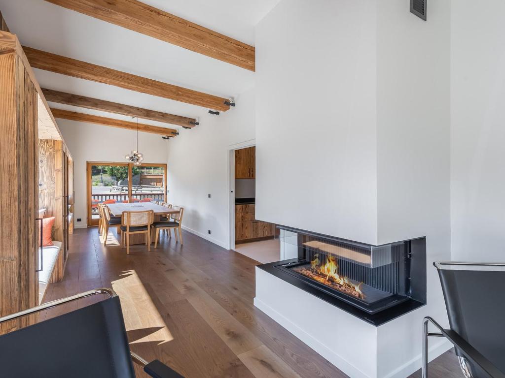 Część wypoczynkowa w obiekcie Appartement Courchevel - 3 chambres, 6 personnes, cheminée, parking, Wi-Fi - FR-1-564-91