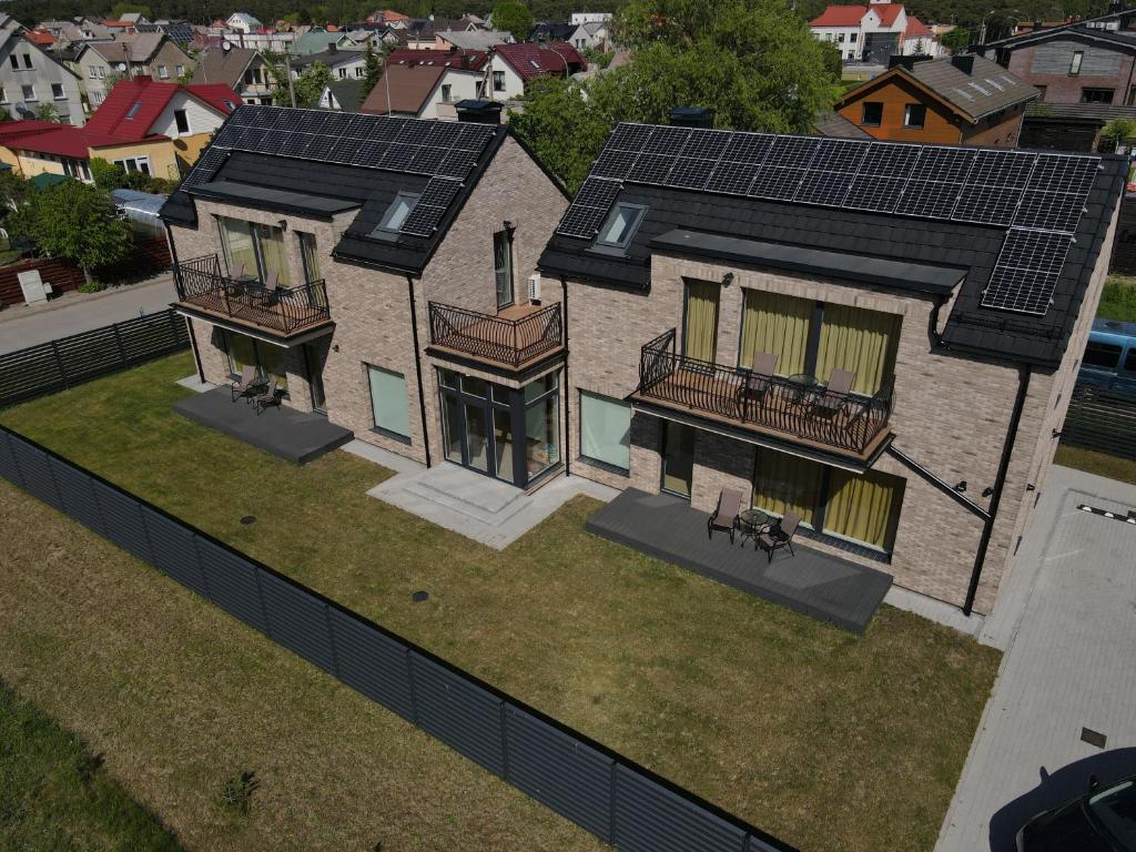 una vista aérea de una casa con paneles solares. en SALIA KOPU 2, en Klaipėda
