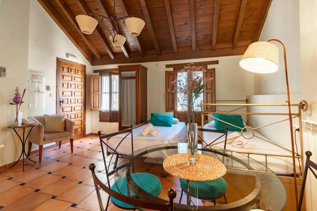 una sala de estar con una mesa de cristal en una habitación en Charminghomesgranada Apartamento Río Genil, en Granada