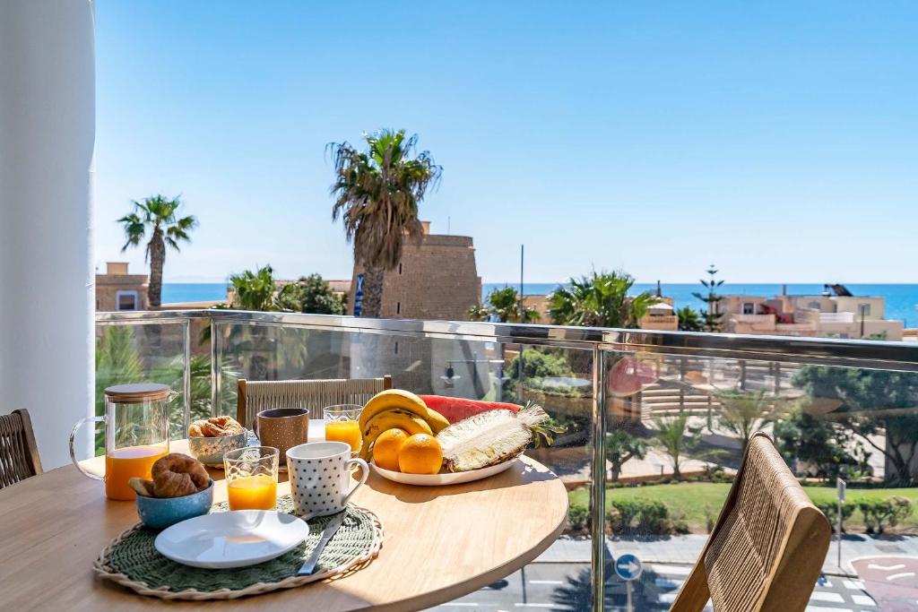 una mesa con desayuno en la parte superior de un balcón en Apartamento El Castillo, en Roquetas de Mar