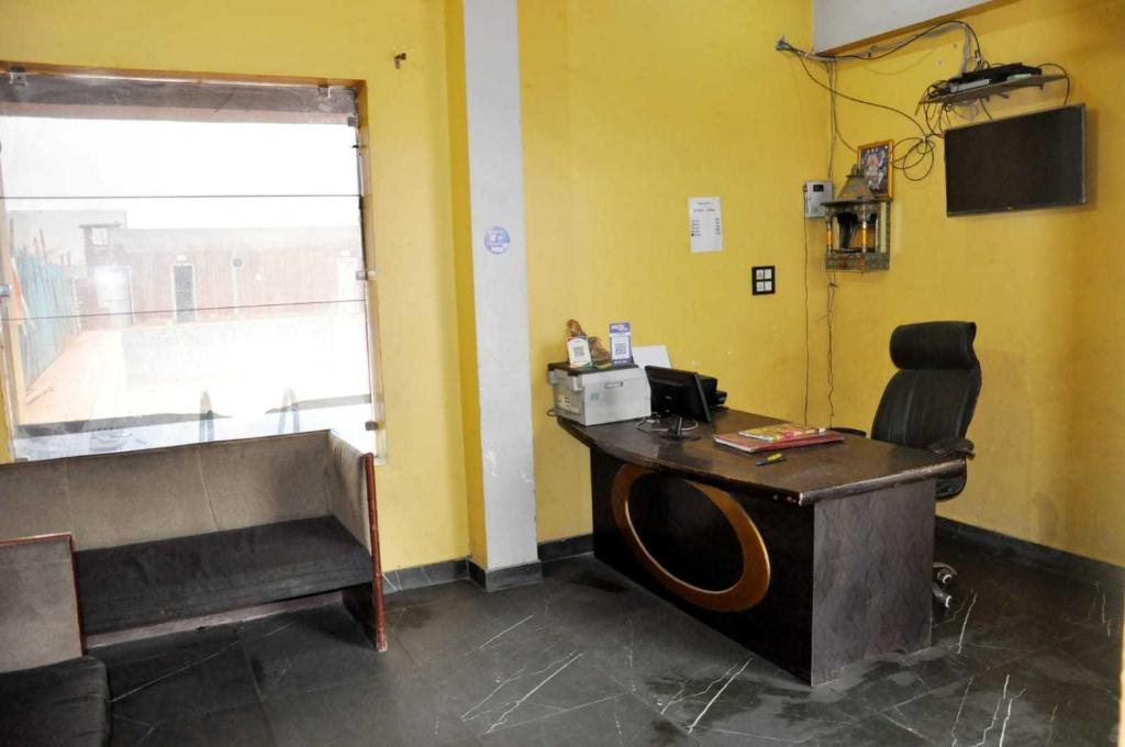 a office with a desk and a chair in a room at OYO The Moonshine Hotel in Charkhi Dādri