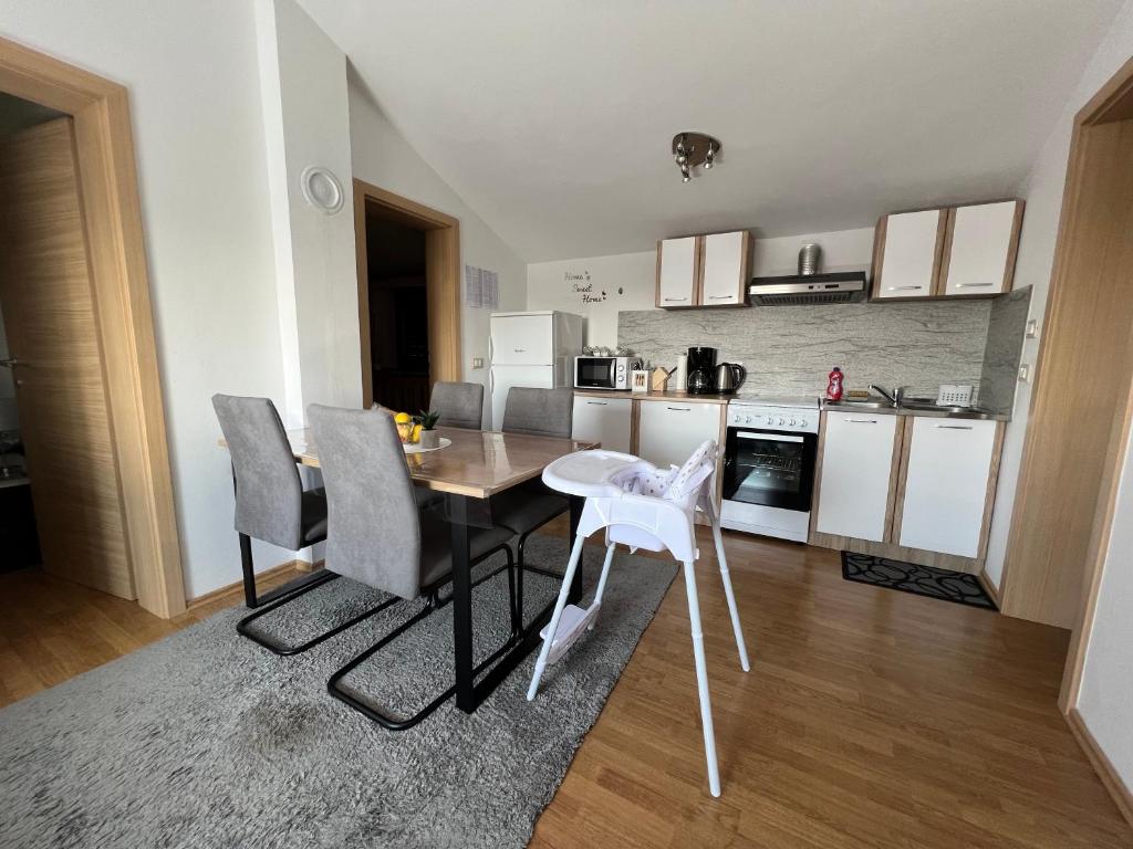 una cucina con tavolo e sedie in una stanza di Apartment Sea a Galižana