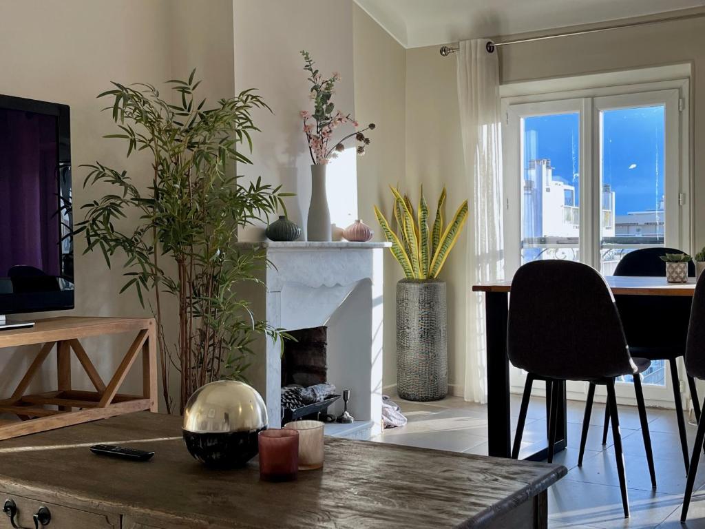 un salon avec une cheminée et une table dans l'établissement Promenade sur les toits, à Nice