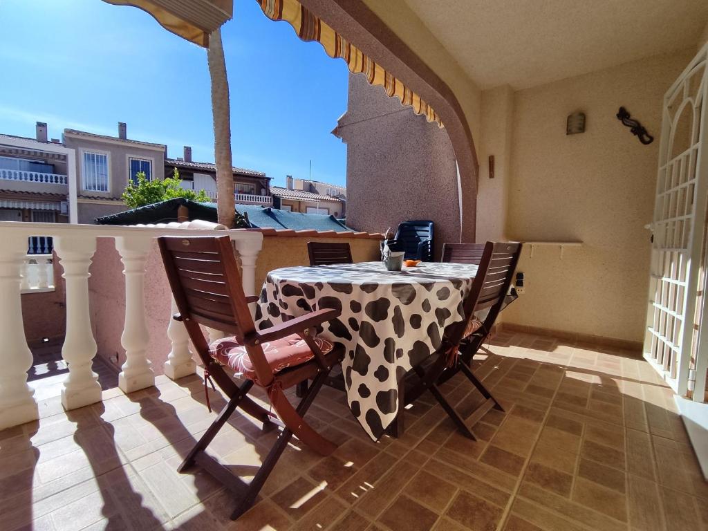 stół i krzesła na balkonie domu w obiekcie El Bungalow de Javi w mieście Gran Alacant