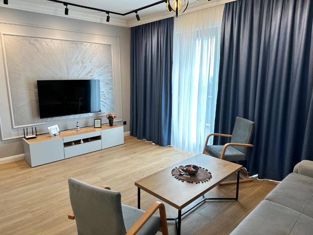 TV a/nebo společenská místnost v ubytování White Star Apartments