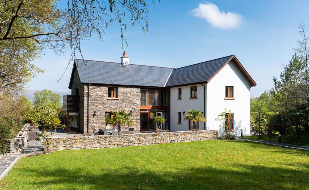 Ferienhaus Detached four bedroom home with use of swimming pool (Irland