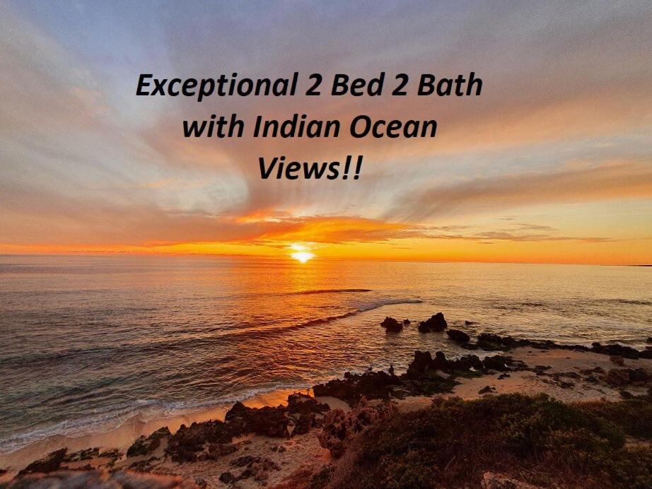 een zonsondergang op het strand met de woorden uitzonderlijk bed bad met Indiaas bij Exceptional 2 Bed 2 Bath W Ocean Views! in Perth