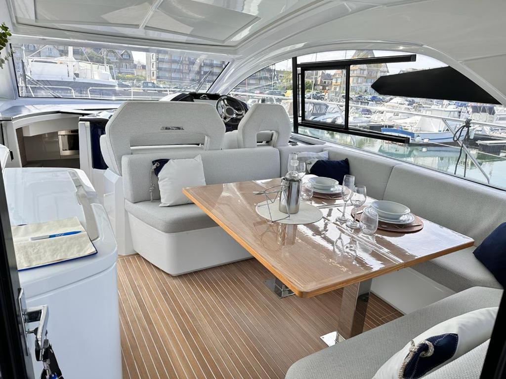 Posedenie v ubytovaní Puissance, Elegance et Style, Yacht à Deauville