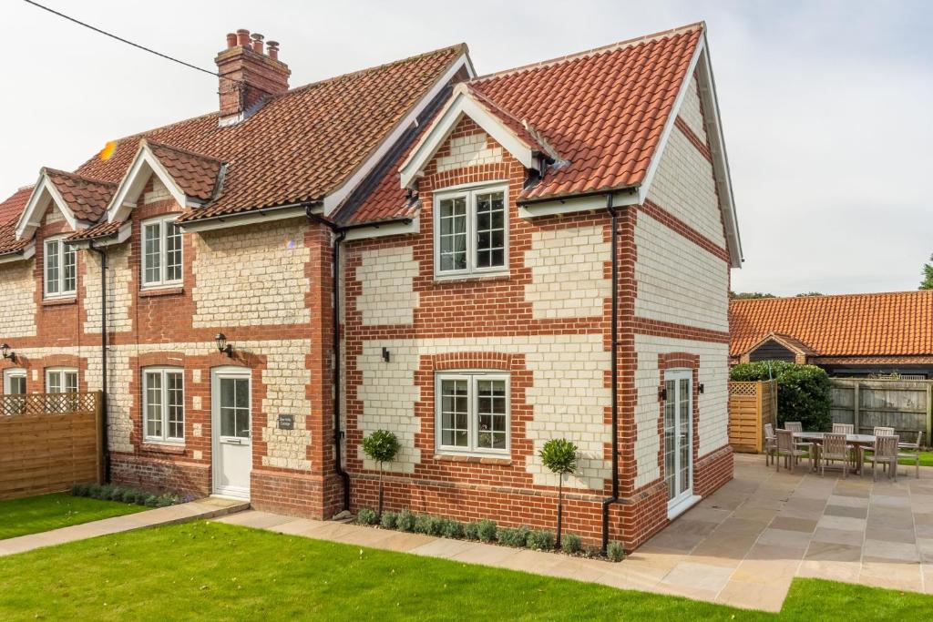 2 Hall Lane Cottages, Thornham (updated prices 2024)