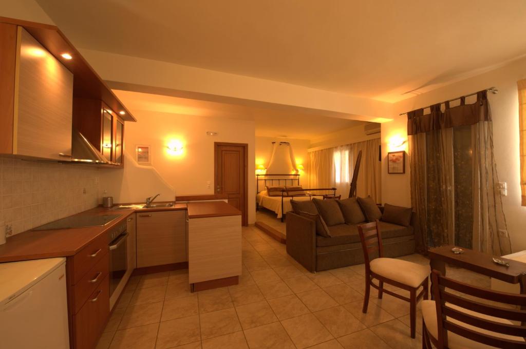cocina y sala de estar con sofá en Summer Time - Tinos Apartments en Agios Sostis