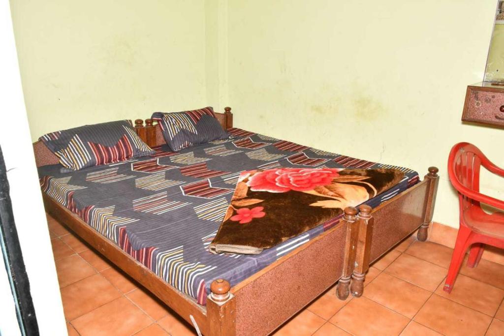 سرير أو أسرّة في غرفة في SPOT ON Hotel Durga