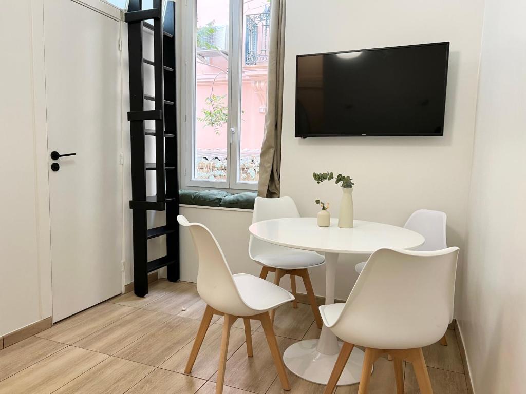 TV a/nebo společenská místnost v ubytování Appartements neuf - Frontière de Monaco - clim - WIFI