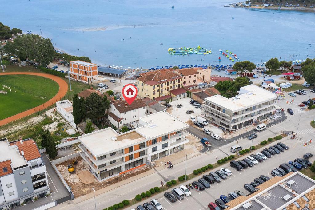 een uitzicht over een stad met een strand en gebouwen bij Apartment Majer in Medulin