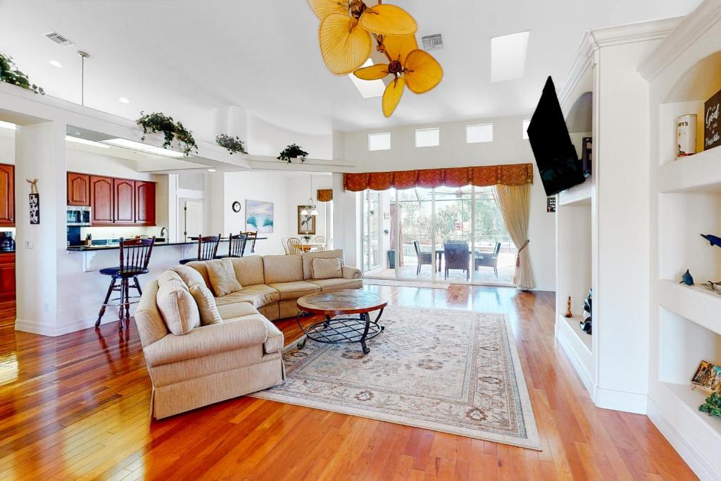 een woonkamer met een bank en een tafel bij Blazing Sunshine in Bonita Springs