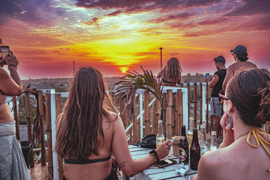 un grupo de personas de pie en una azotea con copas de vino en Marine Surf en El Paredón Buena Vista