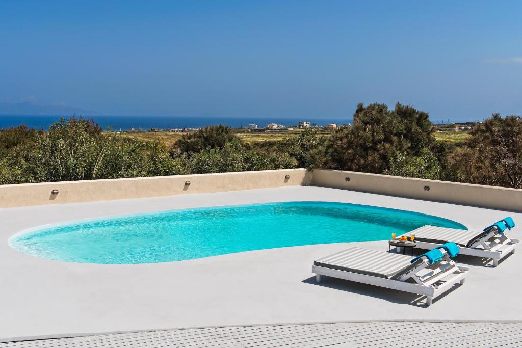 una piscina en la parte superior de una casa en Sienna Eco Resort, en Fira