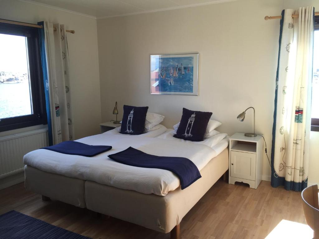 Postel nebo postele na pokoji v ubytování Hotell Fisketången
