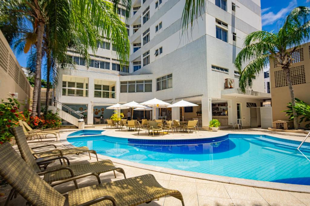 uma imagem de uma piscina num hotel em Portobello Ondina Praia em Salvador