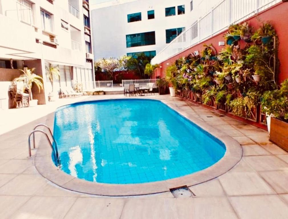 a swimming pool on the side of a building at Leblon Apartamento de 2 Quartos com Vista do Mar, piscina, sauna e garagem in Rio de Janeiro