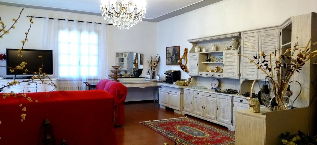 Televízia a/alebo spoločenská miestnosť v ubytovaní VILLA MOLINELLA