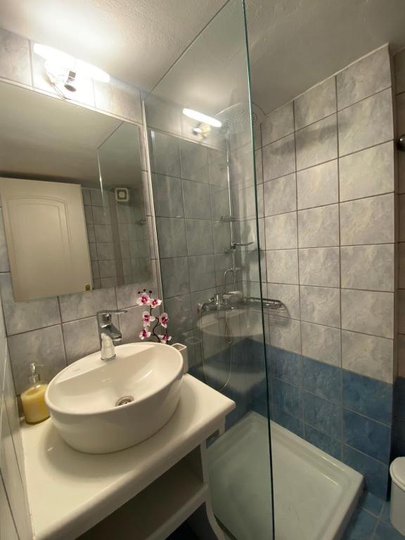 Koupelna v ubytování Rozos House