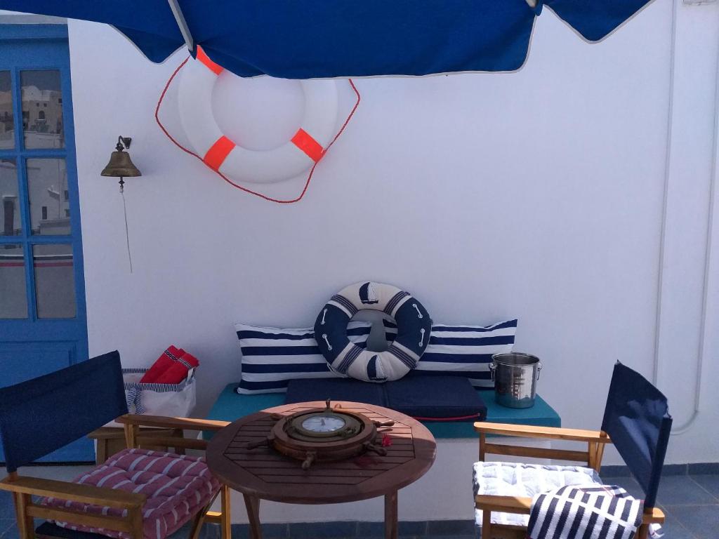 Yacht Marine Maison في ناكسوس تشورا: غرفة معيشة مع طاولة ومظلة
